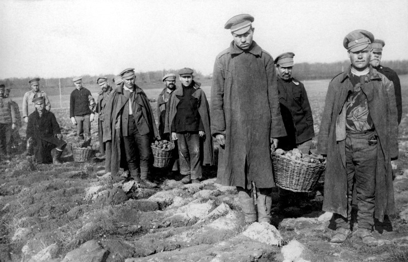 Munka a kornyekbeli foldeken NAGY FOTO Savaria Múzeum