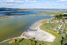 Nagyon leapadt a Velencei-tó: helyenként száraz lábbal sétálhatunk a medrében