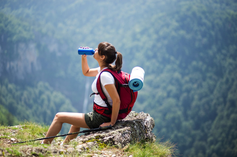 Nő iszik egy túrán