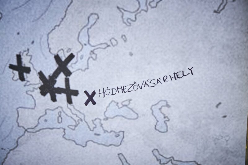 Ölelő Olga troll faszobra Hódmezővásárhelyen