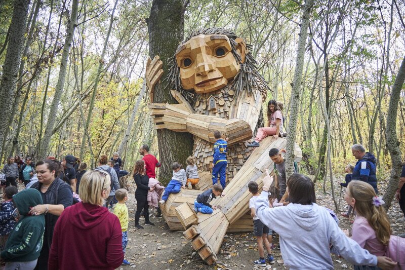 Ölelő Olga troll faszobra Hódmezővásárhelyen