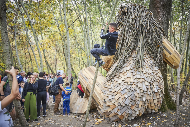 Ölelő Olga troll faszobra Hódmezővásárhelyen