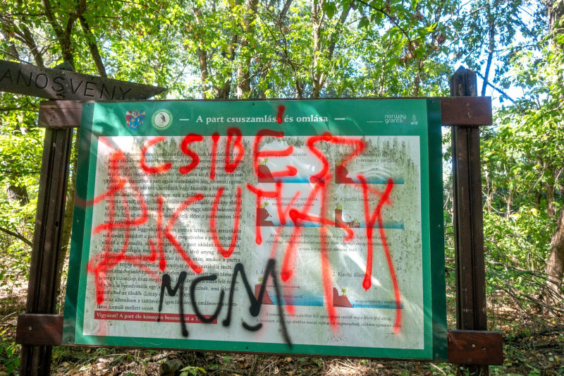 Összefirkált tábl a martélyi cölöpsétány tanösvényen