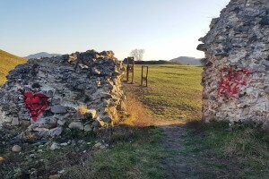 Összefirkálták a nógrádi vár falait