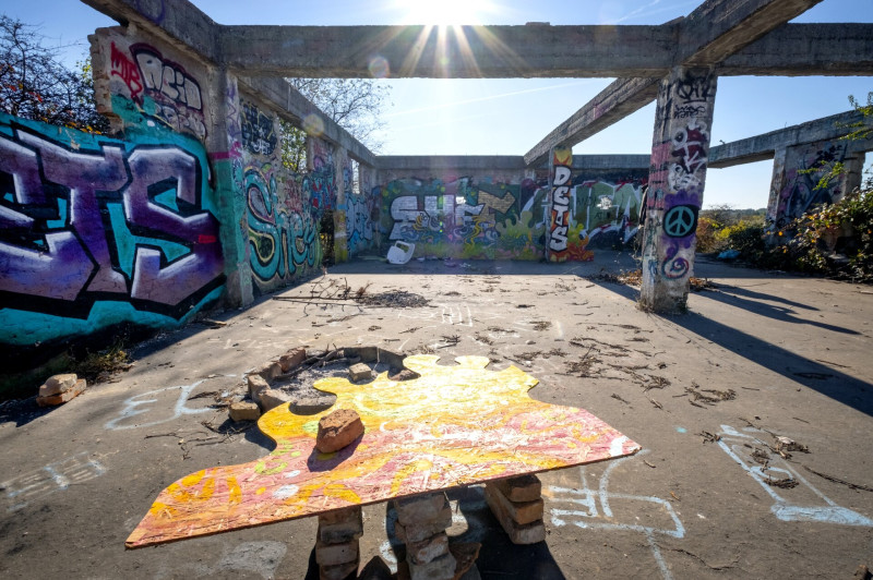 Össze graffitizett katonai épület a Tétényi fennsíkon