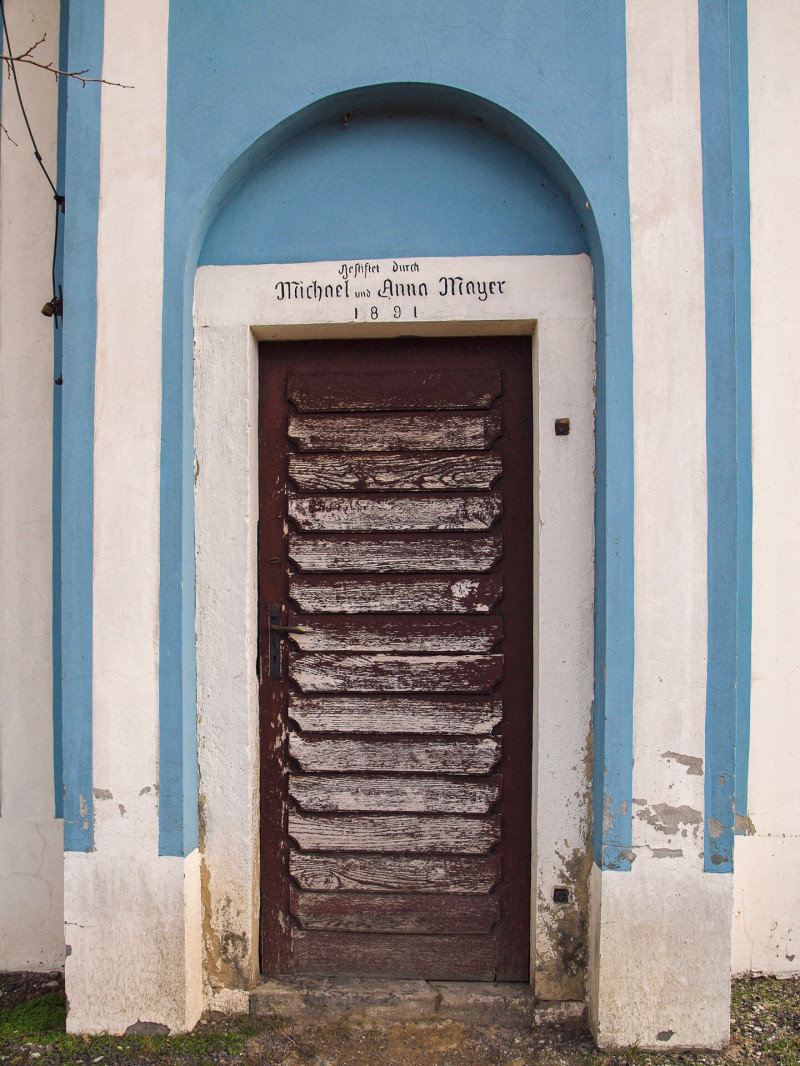 P1157514_Mausz-kápolna_bejárat és felirat-FOTO-JA