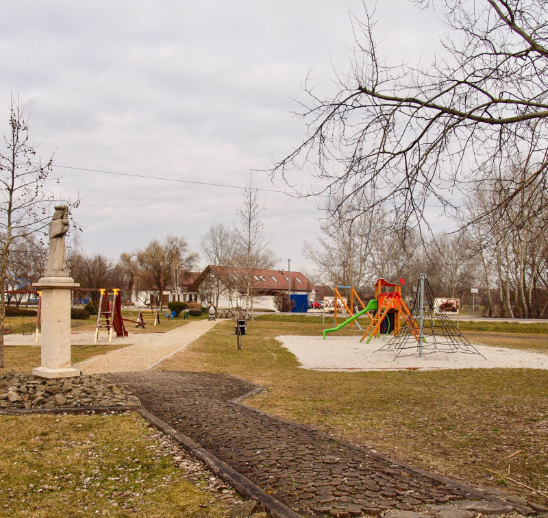 P2228566_Szent Jakab-szobor és játszótér a sétány bejáratával szemben_Dabas_Foto_JA