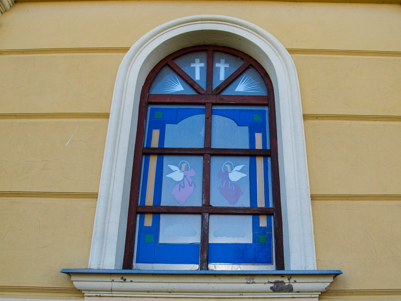 P3237782_A Vodica-kápolna színes ablaka_FOTO-JA