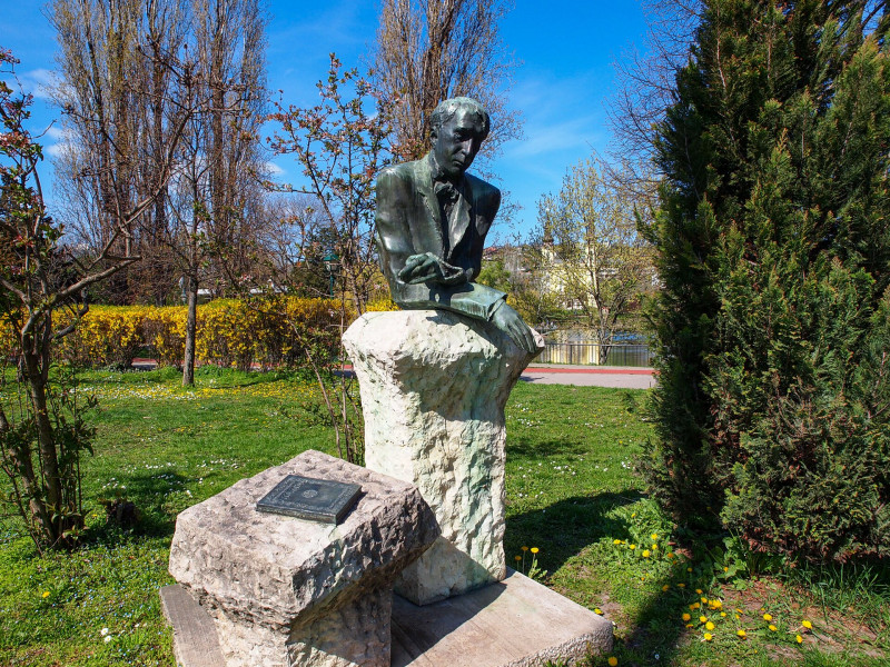 P4052000_Kosztolányi Dezső-szobor_FOTO-Somo