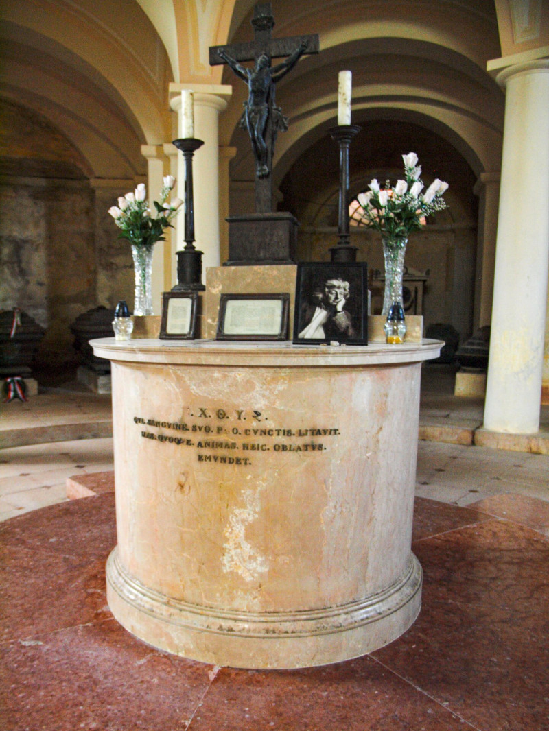 P5027981_Esterházy-mauzóleum-kripta a kerek oltárral_FOTO-JA_FOTO-JA