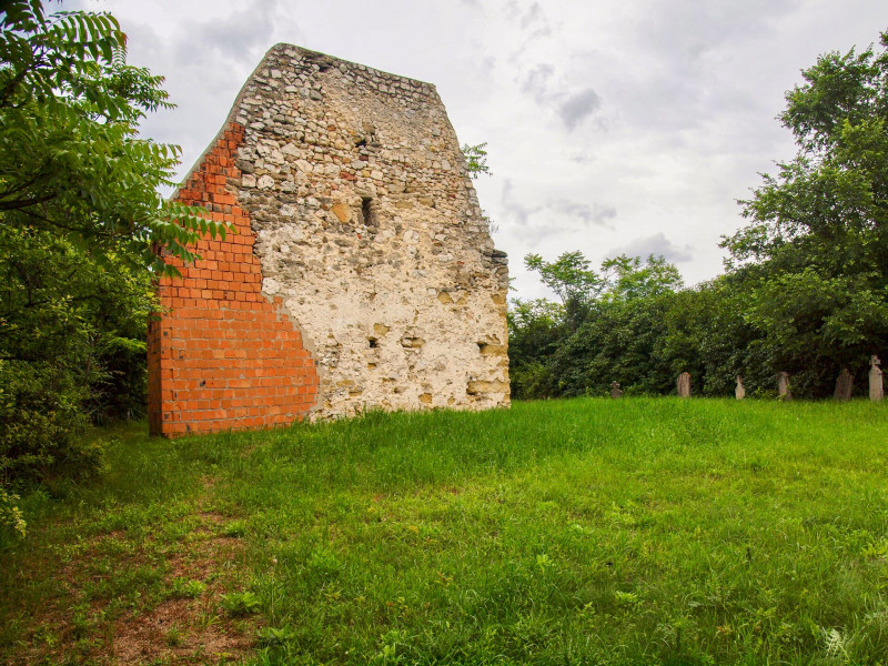 P6148830_Szent Lőrinc templomromot sírmaradványok övezik_Zámoly_FOTO-JA