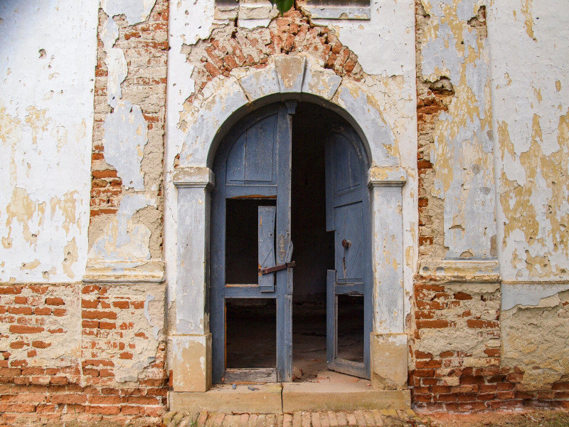 P8118357_Sörnyepusztai templomrom bejárati ajtó_FOTO-JA