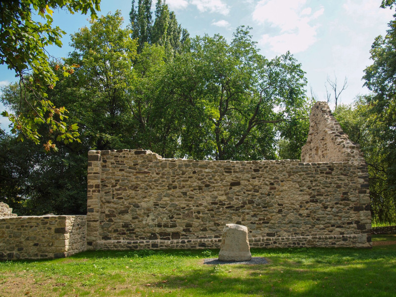 P8179117_Kövesdi templomrom északi oldalról-előtte a római kő_FOTO-JA