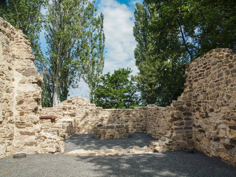 P8179118_Kövesdi templomrom szentélye az oltárkővel_FOTO-JA