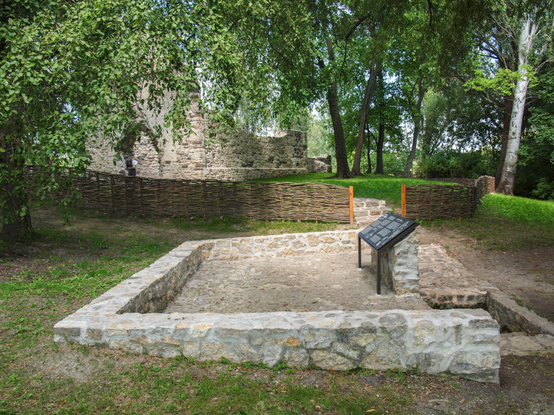 P8179134_Kövesdi templomrom_megújult Almás-forrás oldalról_FOTO-JA