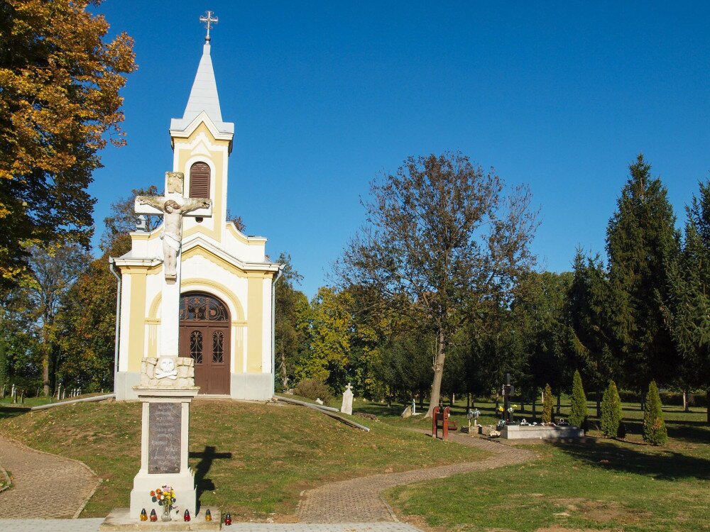 PA257371-göllei temetőben a kápolna mellette Fekete István sírja-FOTO-JA
