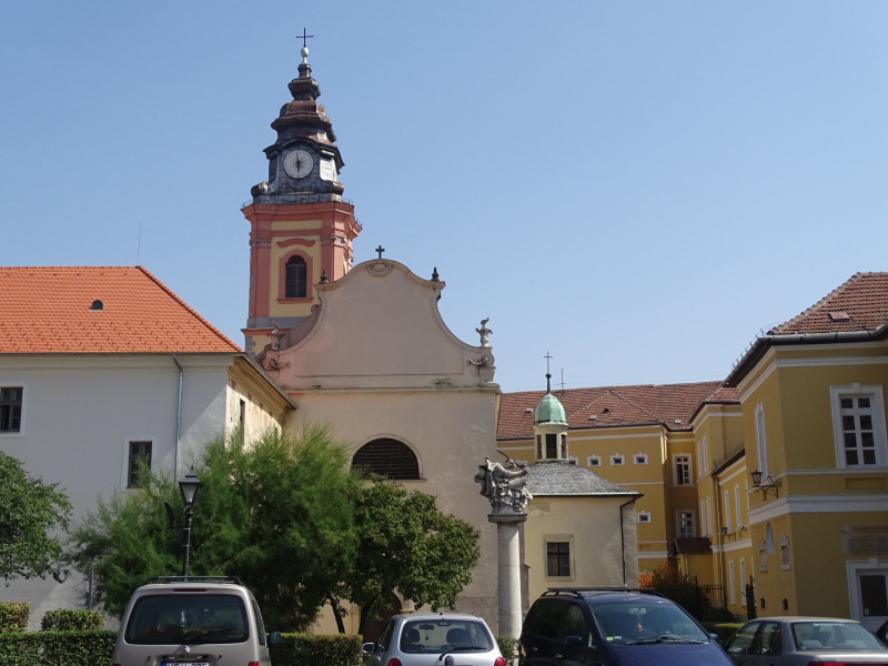 Pálos-piarista templom, gimnázium
