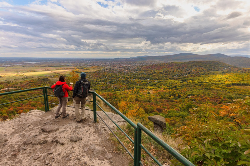 Panoráma a Petőfi-kilátó teraszáról a Kő-hegyen