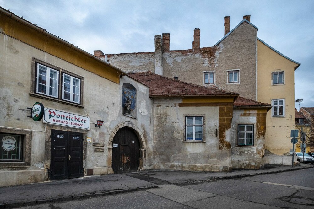 Poncichter borozó egy műemlék épületben a Szentlélek utcában, Sopron