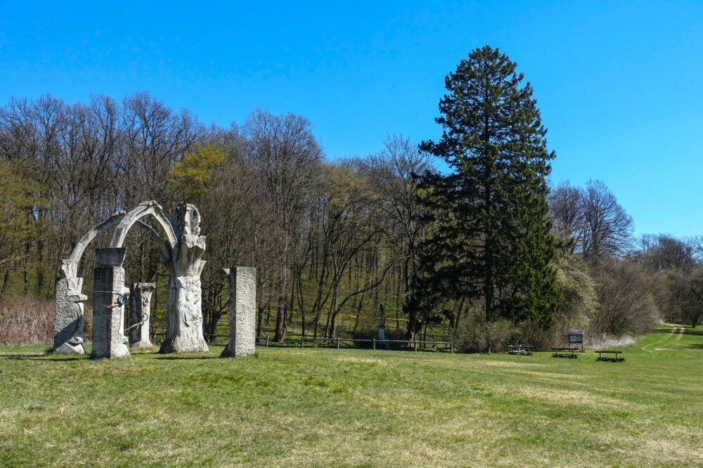Pusztamarót jelképe az emlékmű és a fenyőfa árnyékéba megbúvó kis temető