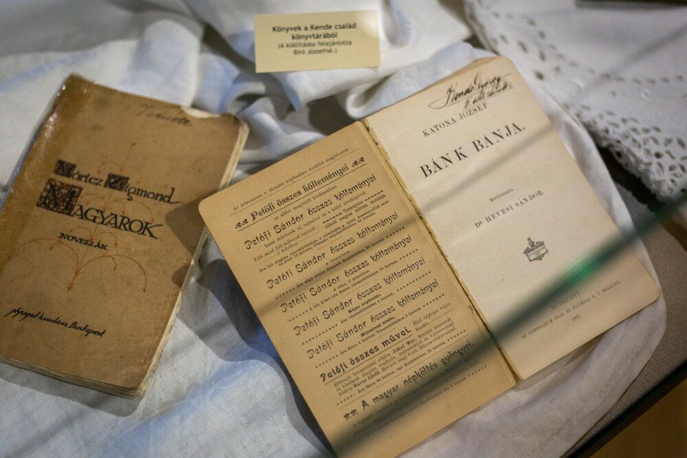 Régi könyvek, Bánk bán a cégénydányádi Kölcsey-Kende-kastély családtörténeti szobájában