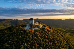 Rejtőzködő vár, elfogyasztott hegy és nyugis evezés - kedvenc képeink az idei Turista Magazinokból