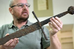 Ritka késő középkori kardot találtak Kengyelnél