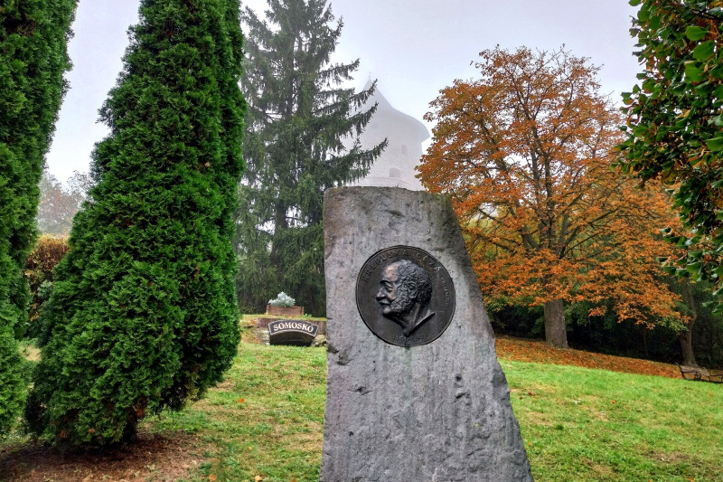 r Krepuska Géza domborműves emlékoszlopa a Somoskői vár alatti parkban FOTO Konfár Tibor