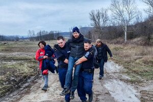 Sérült túrázót mentettek a pilisvörösvári rendőrök, nem is akárhogyan – Videó