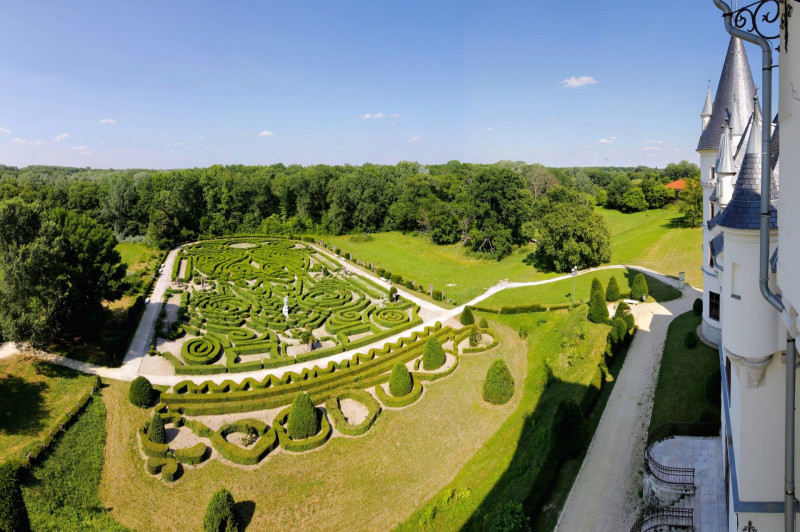soevenylabirintus-a-tiszadobi-andrassy-kastely-elott