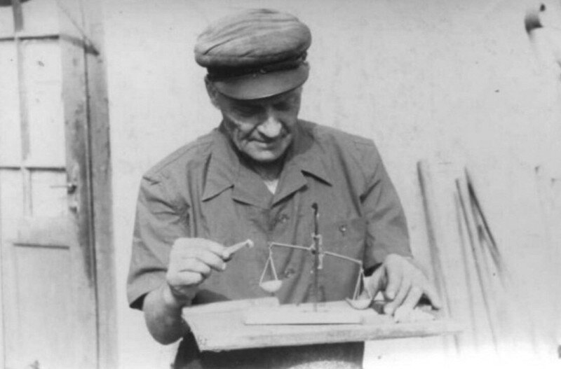 Szakolczai Antal aranymosó a kimosott aranyat méri