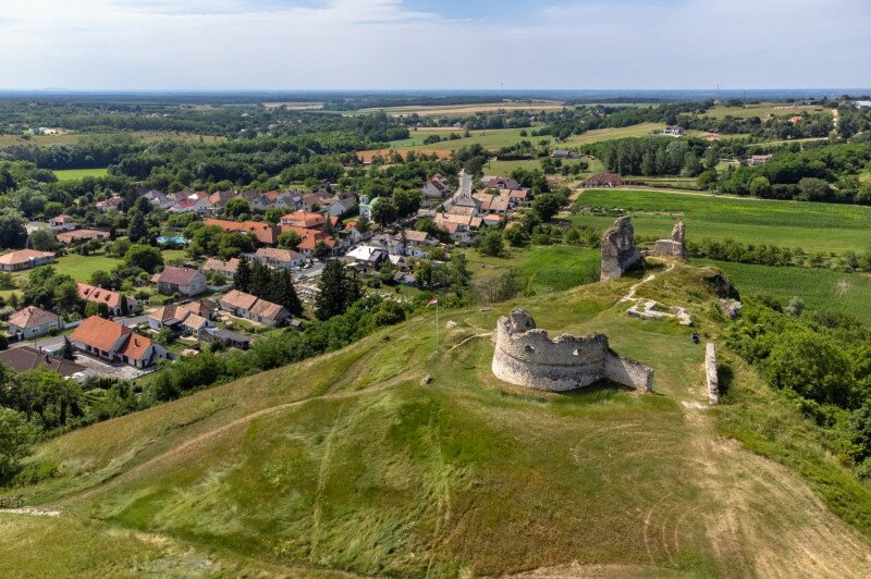 Szarvaskő vára Döbröntén