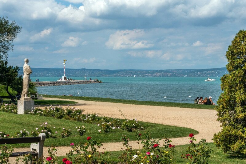 Szekrényessy Kálmán szobra a siófoki Rózsakertben a Balaton partján