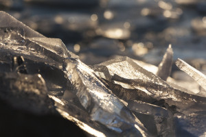 Szemkápráztató széttöredezett jégtáblák a Balatonon