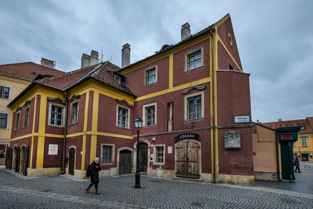 Szép épület Sopron belvárosában, Előkapu