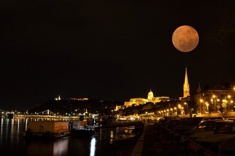 Szuperhold Budapest fölött