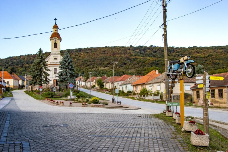 Tardos, Templom tér
