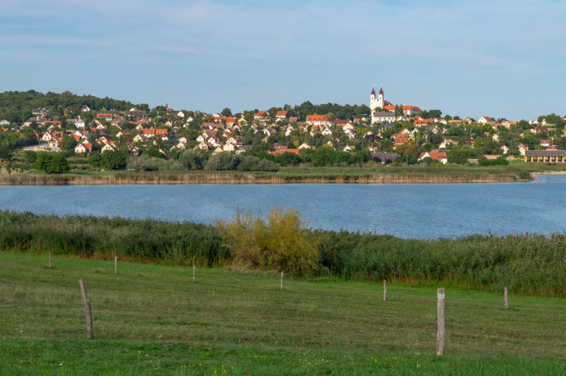 Tihany és a Belső-tó panorámája