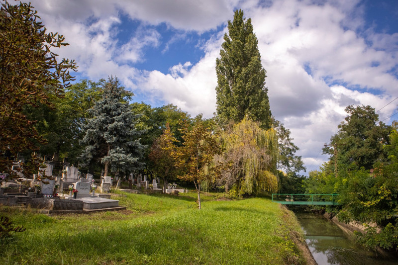 Tiszaörvényi temető és öntözőcsatorna
