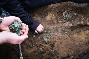 Több ezer középkori érme került elő egy szántóföldről
