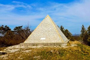 Túra piramissal a piros úton a Palotai-Bakonyban
