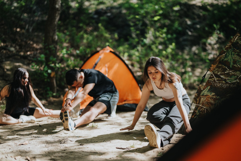 Túrázók nyújtanak