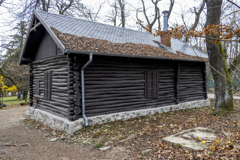 Turista Múzeum és az avarban heverő emlékmű