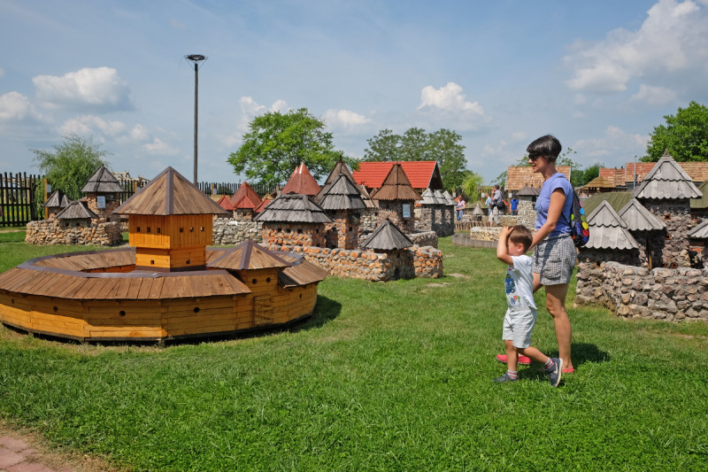 Várpark és skanzen Dinnyésen