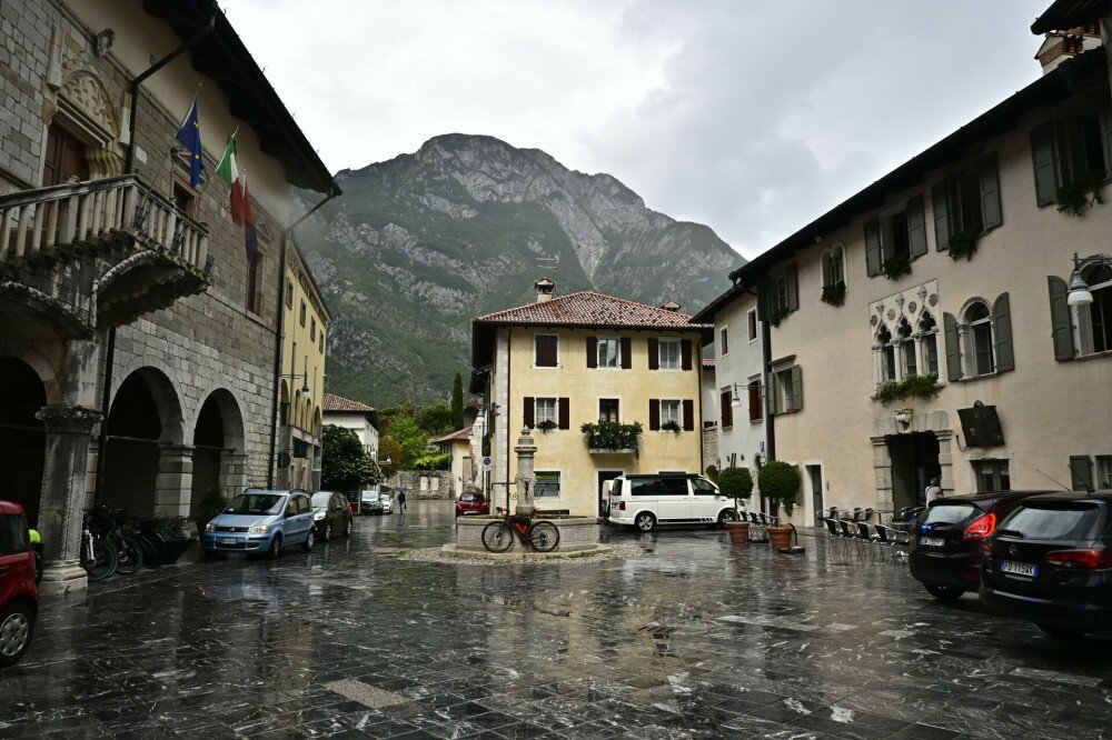 Venzone főtere, jobbra a Palazzo Radiussi