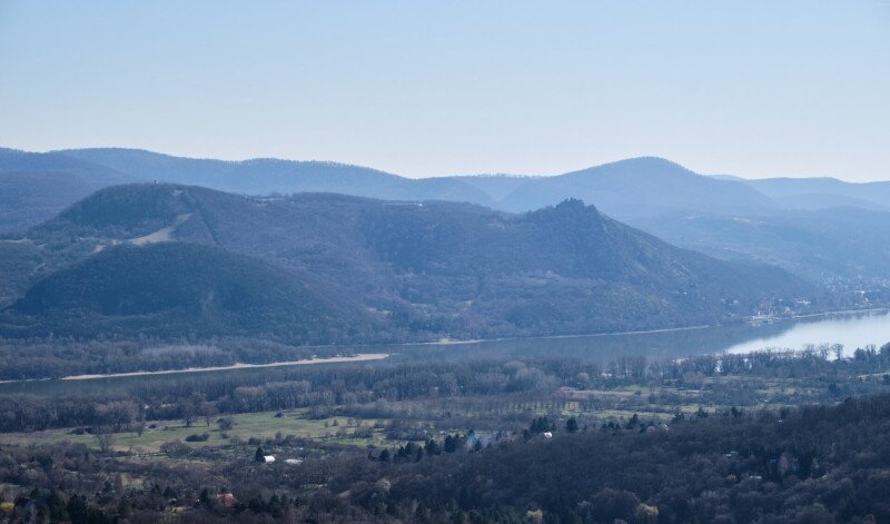  Visegrád és a kisoroszi szigetcsúcs a Nagy-Kőszikláról