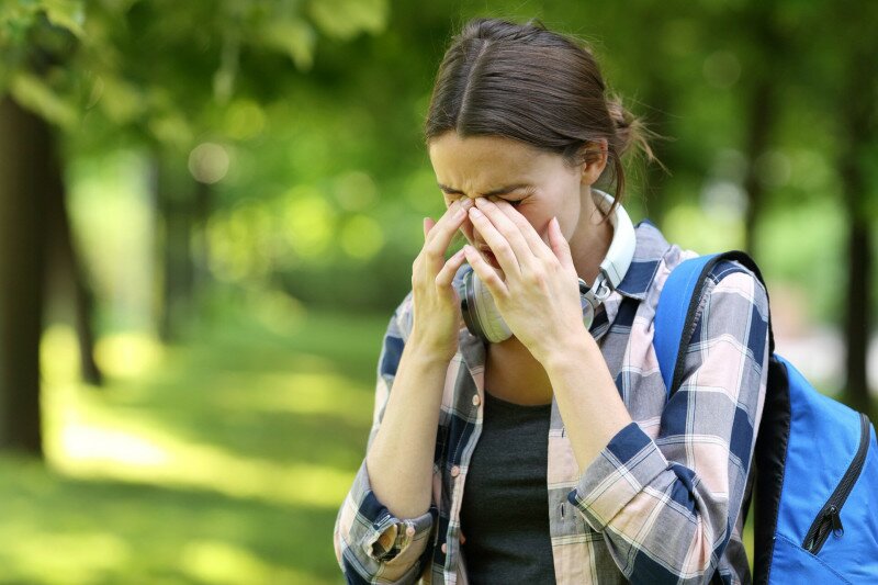 Viszkető szemtől szenvedő allergiás lány