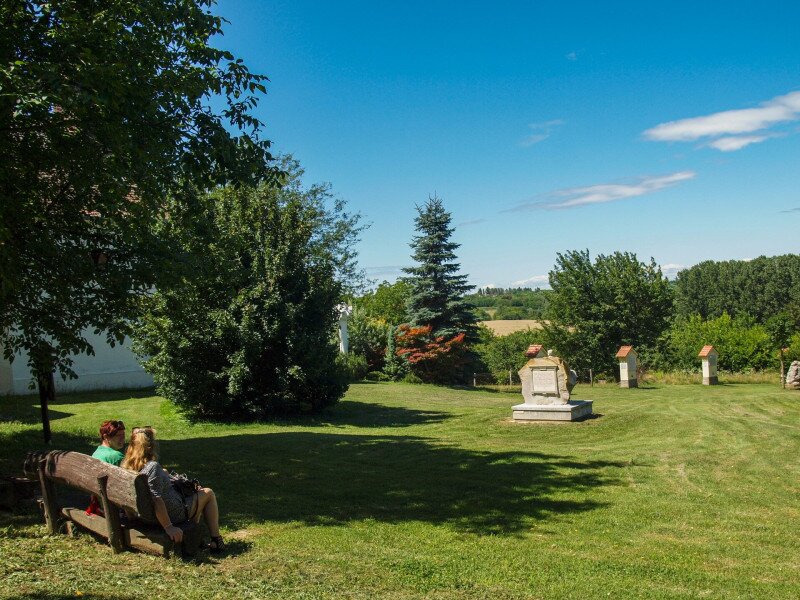 y_ Szent György-vonalak pad és I. Izsép lovas szobra a II. János Pál pápa dombon_FOTO-JA