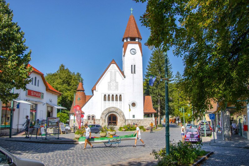 Zebegény utcakép templommal