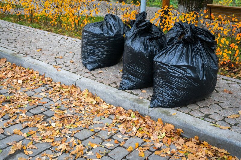 Zsákokba gyűjtött avar, zöldhulladék